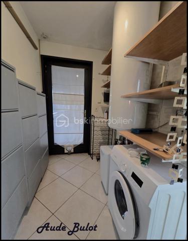 Située dans un environnement calme et verdoyant, tout en restant à proximité du centre-ville, cette charmante maison individuelle construite en 2004 développe plus de 110 m² habitables sur une  parcelle de 850 m² exposée plein sud.

Dès l'entrée, vous découvrirez une agréable pièce de vie lumineuse avec cuisine équipée ouverte sur le séjour. Le rez-de-chaussée offre également 2 chambres confortables, une salle de bains équipée d'une douche et d'une baignoire ainsi qu'un WC indépendant.

À l'étage, un espace aménagé de type appartement comprend une chambre, une salle d'eau, un WC indépendant ainsi qu'une pièce de 19 m² avec kitchenette et salon. Cet espace dispose d'un fort potentiel locatif et peut être proposé en location meublée ou saisonnière. Il offre également la possibilité d'aménager 2 suites parentales selon vos besoins.

À l'extérieur, vous profiterez d'une vaste terrasse exposée plein sud, d'un jardin clos et arboré, d'un spa propice à la détente ainsi que d'un chalet équipé comprenant une kitchenette, un espace couchage et des sanitaires. Un véritable atout pour recevoir famille et amis ou développer une activité de location courte durée de type Airbnb.

Les prestations techniques :

Chauffage au sol en rdc
Double vitrage avec volets motorisés
Fibre optique
VMC
Tout-à-l'égout
Carport fermé
Stationnement privatif pour plusieurs véhicules

Cette maison conviendra parfaitement à un couple souhaitant bénéficier d'un complément de revenus grâce à la location de l'étage ou du chalet, mais également à une famille à la recherche d'un cadre de vie paisible avec de beaux espaces et de multiples possibilités d'aménagement.

Un bien rare sur le secteur, alliant confort de vie, potentiel locatif et qualité de l'environnement.

Une opportunité à découvrir sans tarder !

Contactez-moi pour obtenir davantage d'informations ou organiser une visite.