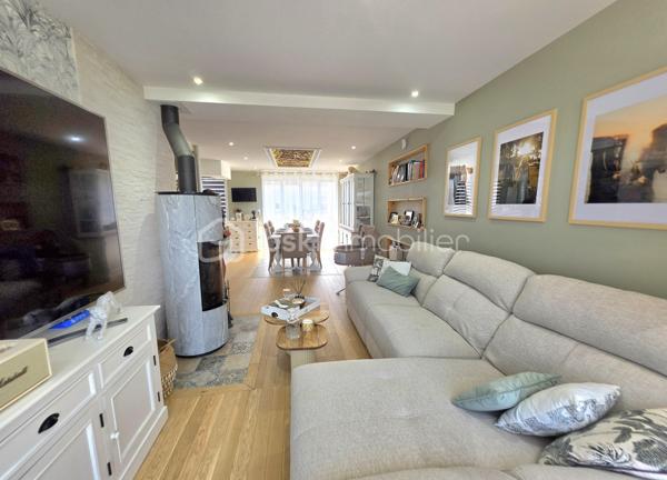 ✨️Nouvelle Exclusivité - Boulogne/Mer✨️
✨️Maison | Deux garages | Jardin | 212 000€ ✨️

♧ A deux pas du Centre-ville et de la Promenade des bords de la Liane.
Profitez d'une maison avec tous les commerces, écoles et services à proximité.

♧ Cette maison de construction cossue de 115m2 habitables ,dalle béton se présente ainsi : 
- Espace de vie de 50m2, ouvert et lumineux,
- Une cuisine récente de chez Mobalpa avec nombreux rangements, électroménager, et îlot central familial de la même gamme.
- 2 chambres dont une suite parentale en son rez-de-chaussée avec grand dressing,
- Espace buanderie
- 2 grands garages carrelés, avec portes motorisées, accessibles directement par la maison
- 2 stationnements privatifs extérieurs 
- Sous sol complet
- Jardin clos et balcon.

♧ Prestations techniques : 
- DPE C [ 168 ] / GES C [ 21 ] 
- Fenêtres neuves marque K-Line, Aluminium Double vitrage renforcé 
- Volets Electriques avec domotique 
- Chauffage au gaz [ et électrique dernière génération dans suite parentale ]
- Production Eau chaude par la Chaudière 
- Dalle béton
- Nettoyage toiture et Façade réalisés 
- Carrelage Rigail
- Poêle à bois Rigail
- Cuisine aménagée et Equipée gamme Mobalpa

Prix : 212 000€
Honoraires charge Vendeur 

Contact & Visites : 06 37 49 25 17
Hélène Lavenu