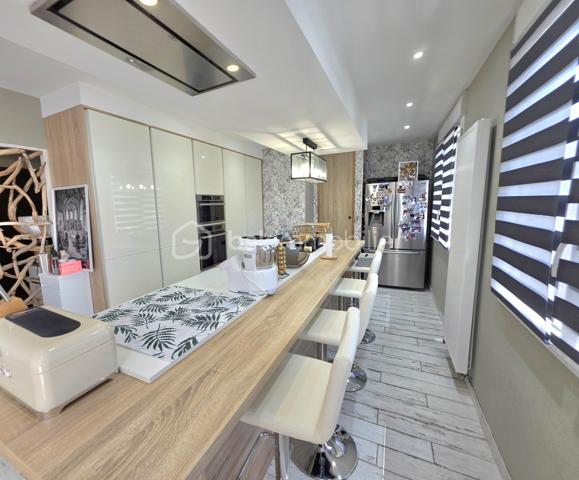 ✨️Nouvelle Exclusivité - Boulogne/Mer✨️
✨️Maison | Deux garages | Jardin | 212 000€ ✨️

♧ A deux pas du Centre-ville et de la Promenade des bords de la Liane.
Profitez d'une maison avec tous les commerces, écoles et services à proximité.

♧ Cette maison de construction cossue de 115m2 habitables ,dalle béton se présente ainsi : 
- Espace de vie de 50m2, ouvert et lumineux,
- Une cuisine récente de chez Mobalpa avec nombreux rangements, électroménager, et îlot central familial de la même gamme.
- 2 chambres dont une suite parentale en son rez-de-chaussée avec grand dressing,
- Espace buanderie
- 2 grands garages carrelés, avec portes motorisées, accessibles directement par la maison
- 2 stationnements privatifs extérieurs 
- Sous sol complet
- Jardin clos et balcon.

♧ Prestations techniques : 
- DPE C [ 168 ] / GES C [ 21 ] 
- Fenêtres neuves marque K-Line, Aluminium Double vitrage renforcé 
- Volets Electriques avec domotique 
- Chauffage au gaz [ et électrique dernière génération dans suite parentale ]
- Production Eau chaude par la Chaudière 
- Dalle béton
- Nettoyage toiture et Façade réalisés 
- Carrelage Rigail
- Poêle à bois Rigail
- Cuisine aménagée et Equipée gamme Mobalpa

Prix : 212 000€
Honoraires charge Vendeur 

Contact & Visites : 06 37 49 25 17
Hélène Lavenu