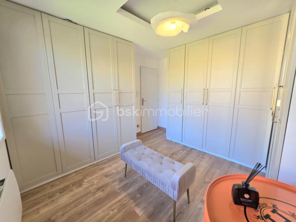 ✨️Nouvelle Exclusivité - Boulogne/Mer✨️
✨️Maison | Deux garages | Jardin | 212 000€ ✨️

♧ A deux pas du Centre-ville et de la Promenade des bords de la Liane.
Profitez d'une maison avec tous les commerces, écoles et services à proximité.

♧ Cette maison de construction cossue de 115m2 habitables ,dalle béton se présente ainsi : 
- Espace de vie de 50m2, ouvert et lumineux,
- Une cuisine récente de chez Mobalpa avec nombreux rangements, électroménager, et îlot central familial de la même gamme.
- 2 chambres dont une suite parentale en son rez-de-chaussée avec grand dressing,
- Espace buanderie
- 2 grands garages carrelés, avec portes motorisées, accessibles directement par la maison
- 2 stationnements privatifs extérieurs 
- Sous sol complet
- Jardin clos et balcon.

♧ Prestations techniques : 
- DPE C [ 168 ] / GES C [ 21 ] 
- Fenêtres neuves marque K-Line, Aluminium Double vitrage renforcé 
- Volets Electriques avec domotique 
- Chauffage au gaz [ et électrique dernière génération dans suite parentale ]
- Production Eau chaude par la Chaudière 
- Dalle béton
- Nettoyage toiture et Façade réalisés 
- Carrelage Rigail
- Poêle à bois Rigail
- Cuisine aménagée et Equipée gamme Mobalpa

Prix : 212 000€
Honoraires charge Vendeur 

Contact & Visites : 06 37 49 25 17
Hélène Lavenu