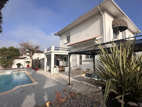 Villeneuve-sur-Lot (47300) Belle villa d'architecte entièrement rénovée avec piscine proche centre ville à pieds