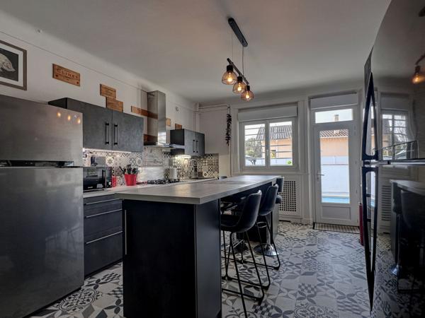 Villeneuve-sur-Lot (47300) Belle villa d'architecte entièrement rénovée avec piscine proche centre ville à pieds