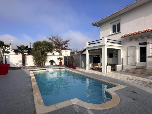 Villeneuve-sur-Lot (47300) Belle villa d'architecte entièrement rénovée avec piscine proche centre ville à pieds