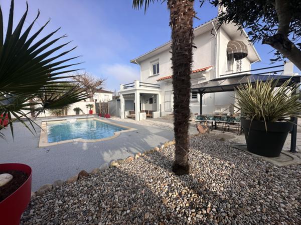 Villeneuve-sur-Lot (47300) Belle villa d'architecte entièrement rénovée avec piscine proche centre ville à pieds