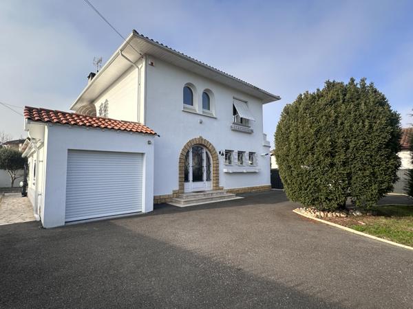 Villeneuve-sur-Lot (47300) Belle villa d'architecte entièrement rénovée avec piscine proche centre ville à pieds