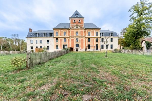 Magnifique triplex de 217 m2 au coeur d'un château séculaire des yvelines avec son parc de plus de 5 hectares