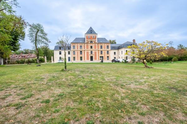 Magnifique triplex de 217 m2 au coeur d'un château séculaire des yvelines avec son parc de plus de 5 hectares