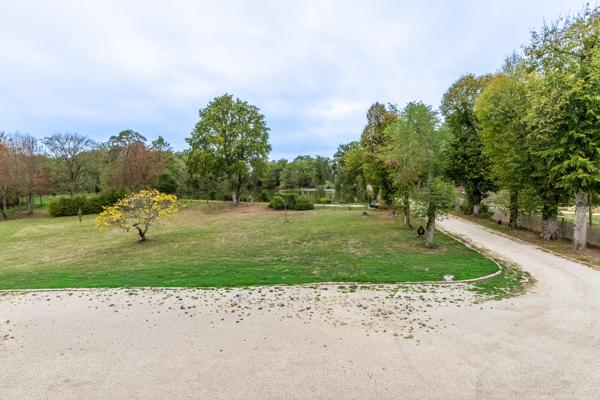 Magnifique triplex de 217 m2 au coeur d'un château séculaire des yvelines avec son parc de plus de 5 hectares