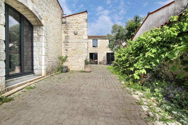 MAISON 5 PIECES AVEC SPA ET JARDIN INTIMISTE - LAGORD - CHARENTE MARITIME
