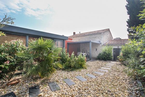 MAISON 5 PIECES AVEC SPA ET JARDIN INTIMISTE - LAGORD - CHARENTE MARITIME