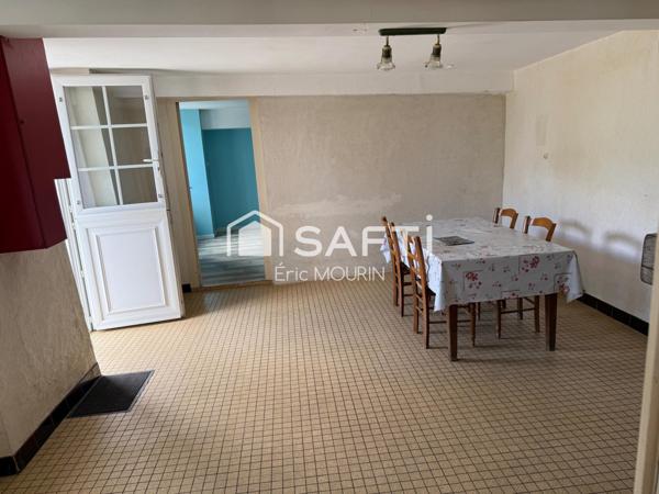 Cette grande fermette de plain pied avec terrain terrain agricole et plan d'eau.