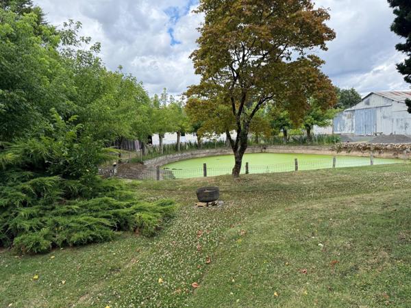 Cette grande fermette de plain pied avec terrain terrain agricole et plan d'eau.