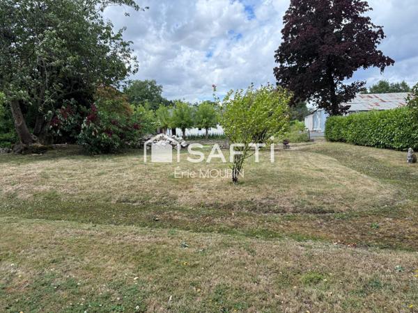 Cette grande fermette de plain pied avec terrain terrain agricole et plan d'eau.