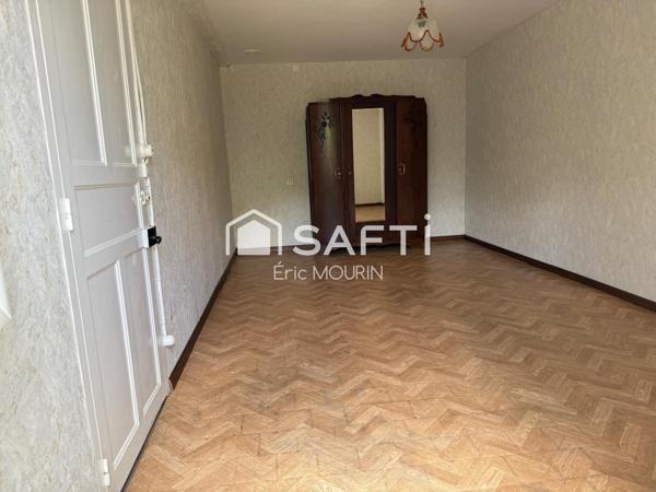 Cette grande fermette de plain pied avec terrain terrain agricole et plan d'eau.