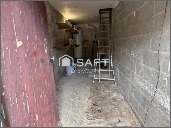 Cette grande fermette de plain pied avec terrain terrain agricole et plan d'eau.