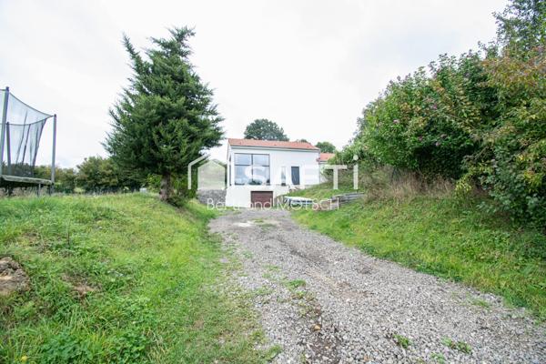 Maison neuve en cours de finition .