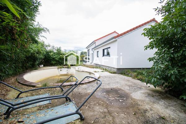 Maison neuve en cours de finition .