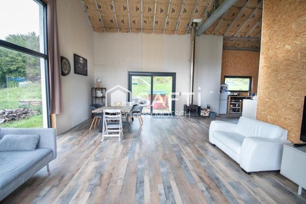 Maison neuve en cours de finition .