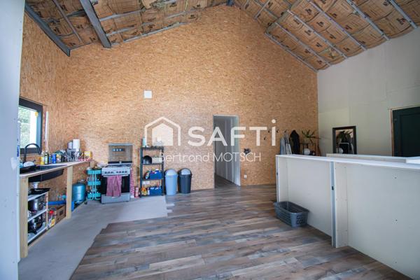 Maison neuve en cours de finition .