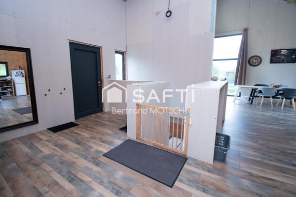 Maison neuve en cours de finition .