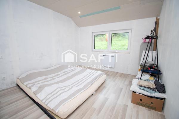 Maison neuve en cours de finition .