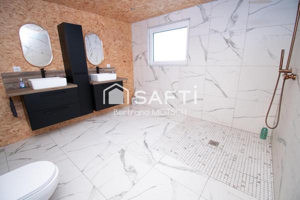 Maison neuve en cours de finition .