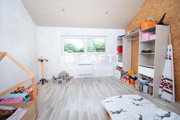 Maison neuve en cours de finition .