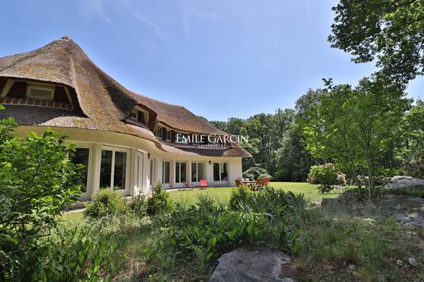 A vendre, proche de Montfort-l'Amaury, belle maison de campagne  avec parc et bois dans environnement d'exception.