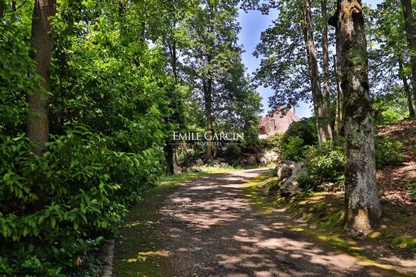 A vendre, proche de Montfort-l'Amaury, belle maison de campagne  avec parc et bois dans environnement d'exception.