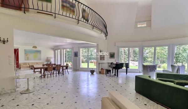 A vendre, proche de Montfort-l'Amaury, belle maison de campagne  avec parc et bois dans environnement d'exception.