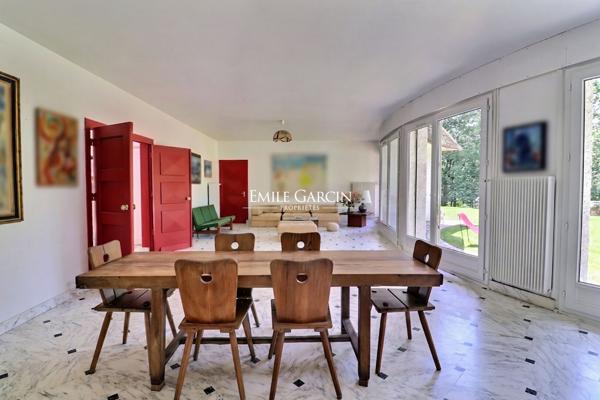 A vendre, proche de Montfort-l'Amaury, belle maison de campagne  avec parc et bois dans environnement d'exception.