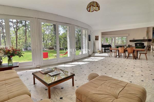 A vendre, proche de Montfort-l'Amaury, belle maison de campagne  avec parc et bois dans environnement d'exception.