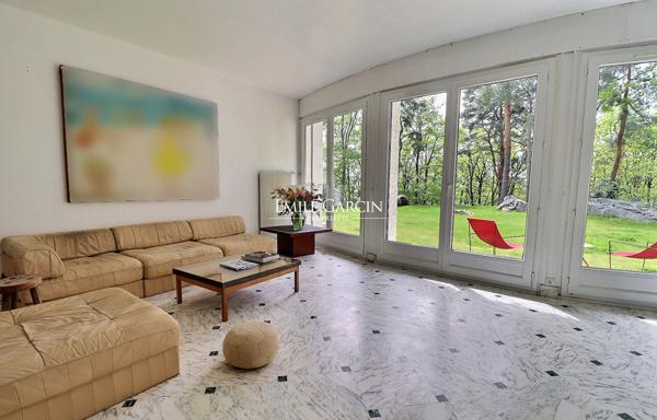 A vendre, proche de Montfort-l'Amaury, belle maison de campagne  avec parc et bois dans environnement d'exception.