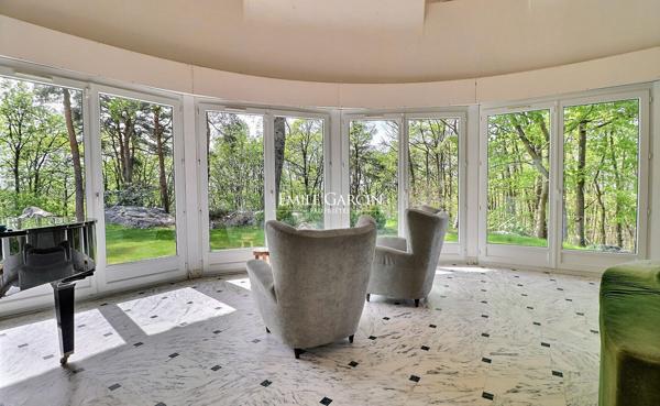 A vendre, proche de Montfort-l'Amaury, belle maison de campagne  avec parc et bois dans environnement d'exception.