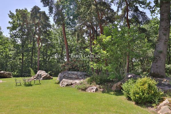 A vendre, proche de Montfort-l'Amaury, belle maison de campagne  avec parc et bois dans environnement d'exception.
