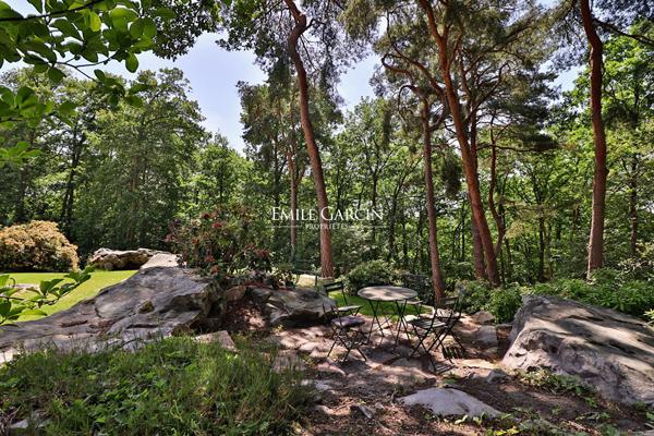 A vendre, proche de Montfort-l'Amaury, belle maison de campagne  avec parc et bois dans environnement d'exception.