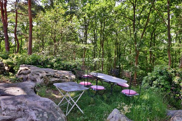 A vendre, proche de Montfort-l'Amaury, belle maison de campagne  avec parc et bois dans environnement d'exception.