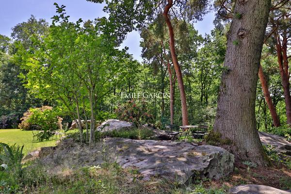 A vendre, proche de Montfort-l'Amaury, belle maison de campagne  avec parc et bois dans environnement d'exception.