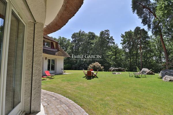 A vendre, proche de Montfort-l'Amaury, belle maison de campagne  avec parc et bois dans environnement d'exception.
