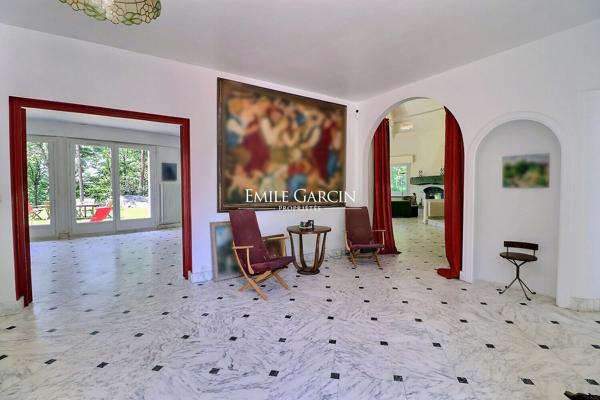 A vendre, proche de Montfort-l'Amaury, belle maison de campagne  avec parc et bois dans environnement d'exception.