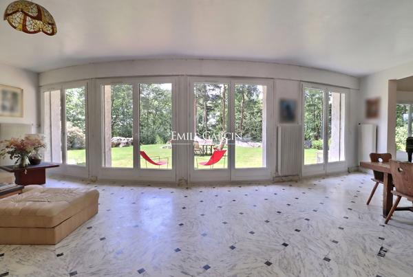 A vendre, proche de Montfort-l'Amaury, belle maison de campagne  avec parc et bois dans environnement d'exception.