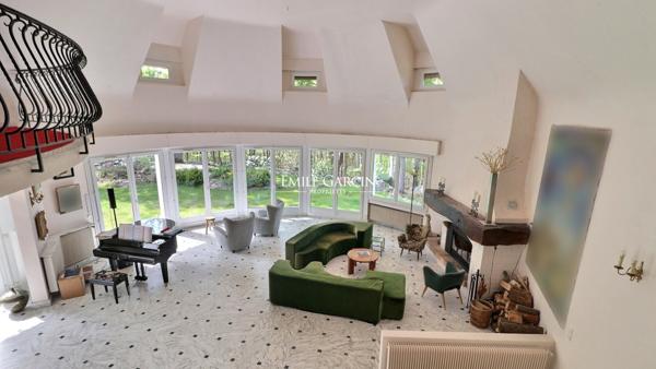 A vendre, proche de Montfort-l'Amaury, belle maison de campagne  avec parc et bois dans environnement d'exception.