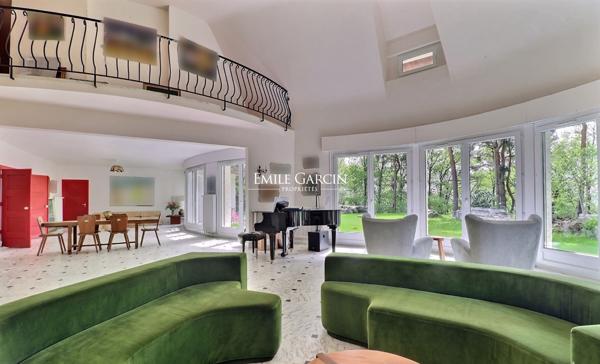A vendre, proche de Montfort-l'Amaury, belle maison de campagne  avec parc et bois dans environnement d'exception.