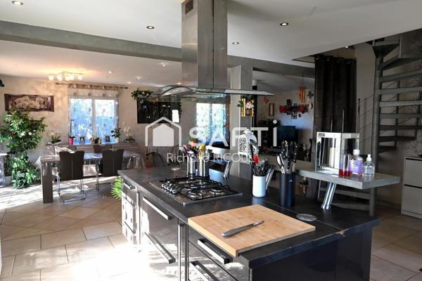 140m² au sol, 4 ch dont 1 suite au rdc. Studio 25m². Centre ville à pied