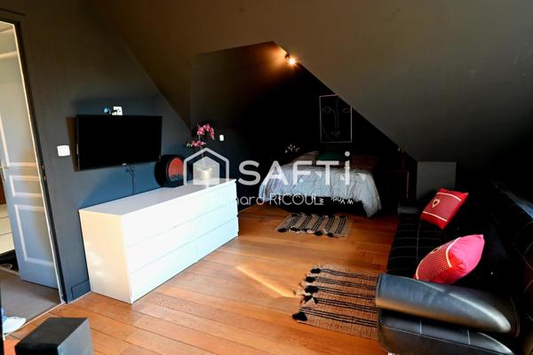 140m² au sol, 4 ch dont 1 suite au rdc. Studio 25m². Centre ville à pied