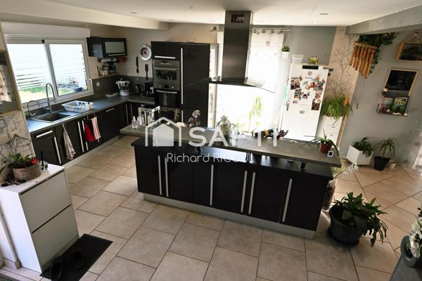 140m² au sol, 4 ch dont 1 suite au rdc. Studio 25m². Centre ville à pied