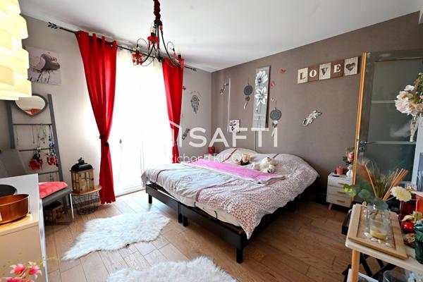 140m² au sol, 4 ch dont 1 suite au rdc. Studio 25m². Centre ville à pied