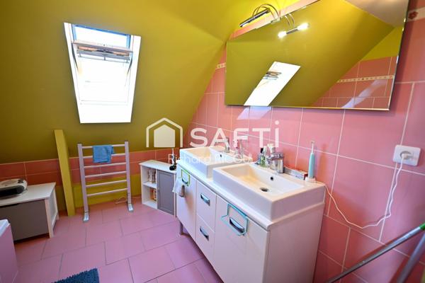 140m² au sol, 4 ch dont 1 suite au rdc. Studio 25m². Centre ville à pied