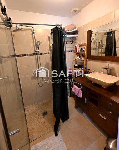 140m² au sol, 4 ch dont 1 suite au rdc. Studio 25m². Centre ville à pied