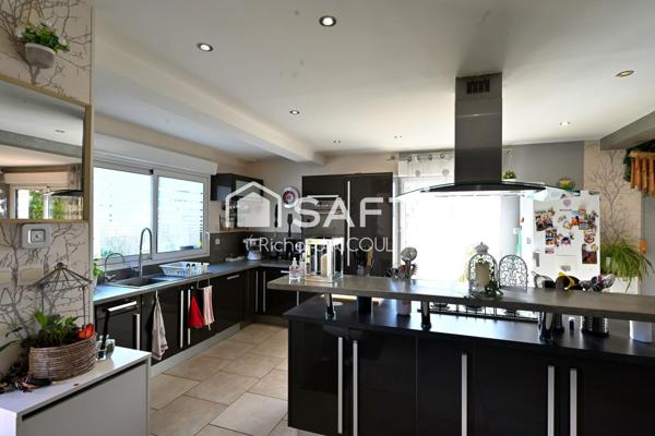 140m² au sol, 4 ch dont 1 suite au rdc. Studio 25m². Centre ville à pied